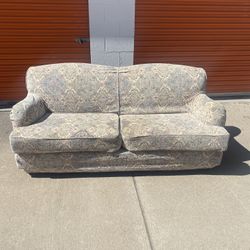 FREE DELIVERY!! Vintage traditional 3-seat sofa  Pattern Couch