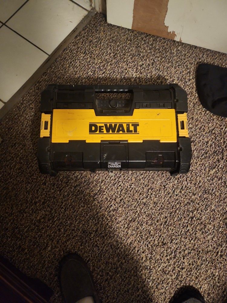 Dewalt DWTS08810 Bluetooth Am/fm Radio/Charger