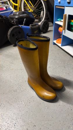 Kamik muck / rain boots size W7