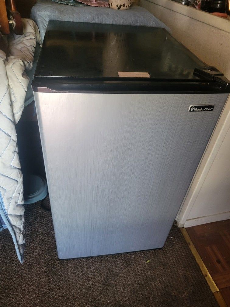 Magic Chef Min Fridge