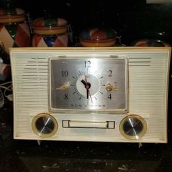 Vintage RCA Victor Clock Radio