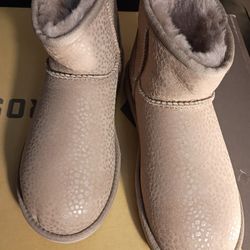 UGG BOOTS SIZE 9 BRAND NEW