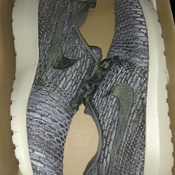 NEW  Nike Sportswear Flyknit Roshe Run