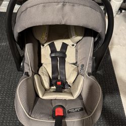 Graco Snugride Snuglock Extend-to-Fit Car seat