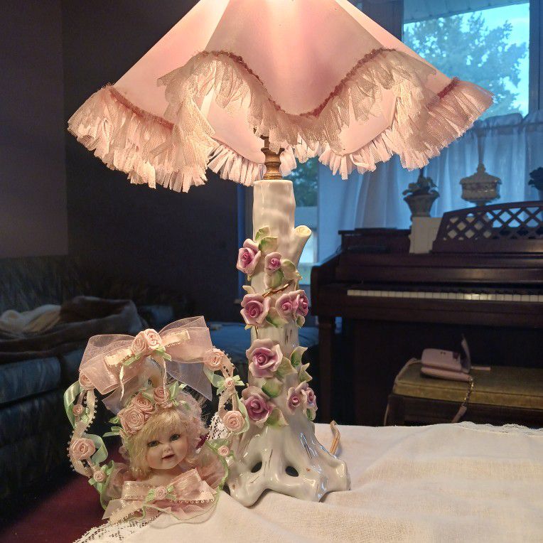  VERY UNIQUE LOOKING VINTAGE LAMP AND  DOLL  SO CUTE 