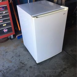 Mini fridge 