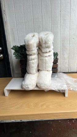 BOOTS Sla rodilla. Parecen estar diseñadas para el invierno, son muy peludas y de color blanco o 