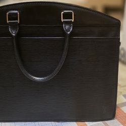 Bolso Louis Vuitton modelo Riviera elaborado en piel Epi negra. 