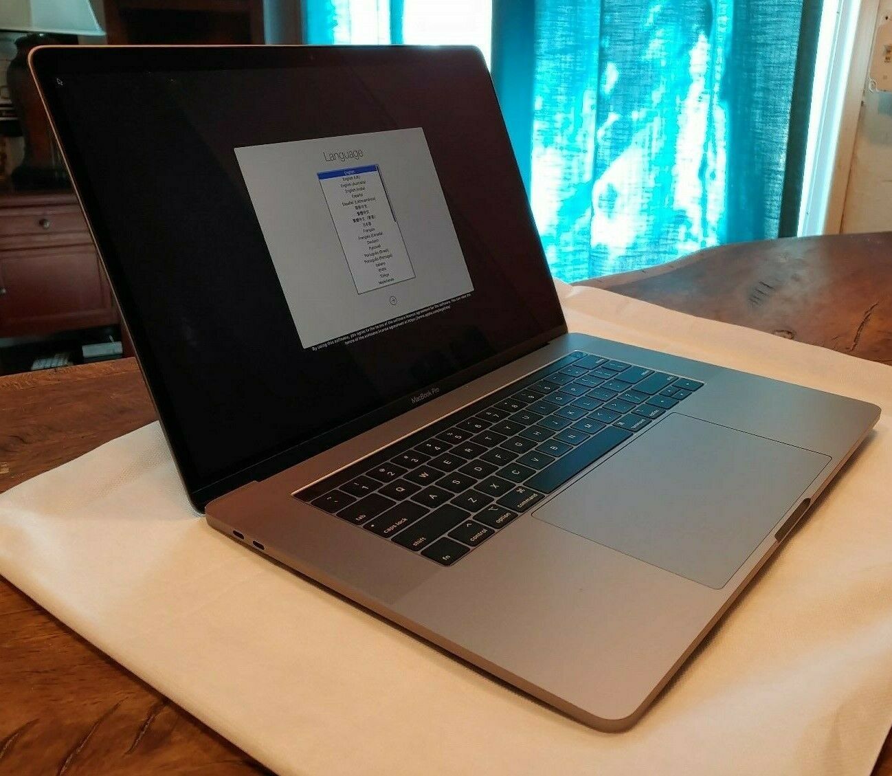Apple MacBook Pro 2019 15.4" MAXED Laptop 2.4ghz I9 32gb ram / 1tb / Vega 20 4gb + AppleCare