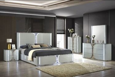 Brand New Light Grey Finish Wood Faux Marble Trim 4PCs Queen Bedroom Set with LED Accents