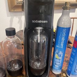 Sodastream + 3 Bottles + 2 Canisters 