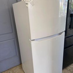 Scratch & dent refrigerator apartment size *Brand new out the box