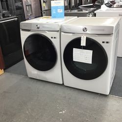 New Scratch And Dent Samsung Front Load Washer And Dryer Set. 1 year Warranty 