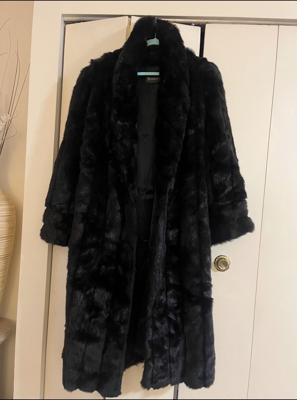 Monterey Fashion USA Black Faux Fur Full Length Size 1X  Please View All Photos Pick Up Gaithersburg Md20877