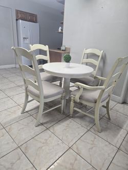 VENDO JUEGO DE COMEDOR DE 4 PUESTOS. DIÁMETRO 36"