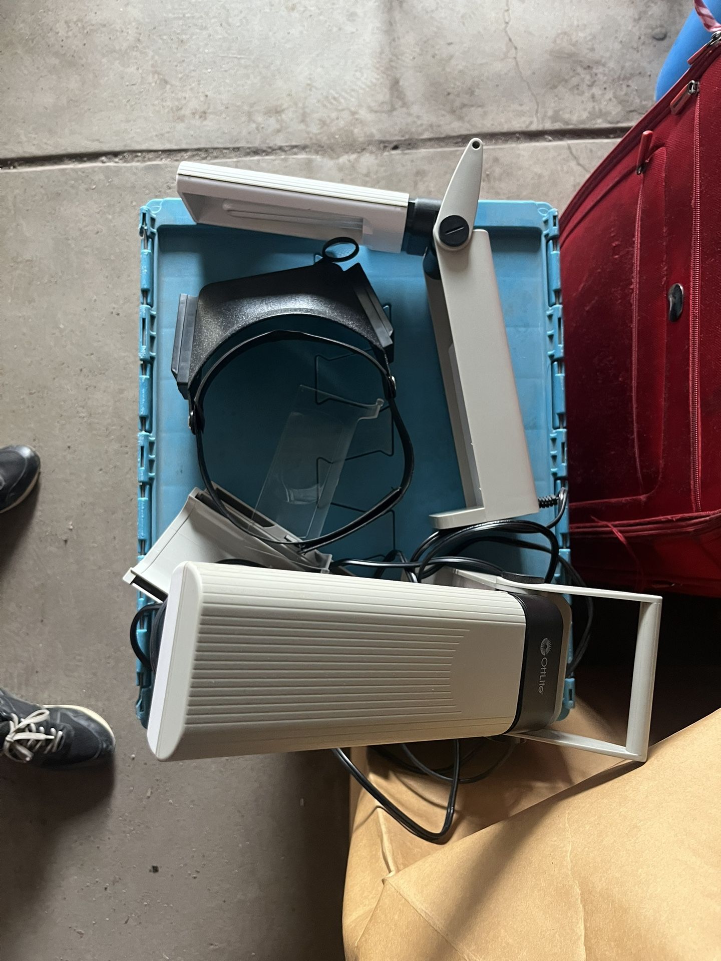$20 two lights with accessories and magnifying, headgear and portable for collecting coins, jewelry small items, reading cards playing Collecting Deal