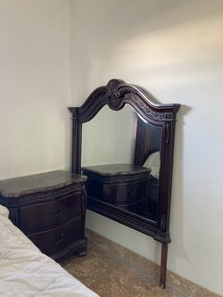BEAUTIFUL  MAHOGANY BEDROOM DRESSER MIRROR- LIKE BRAND NEW