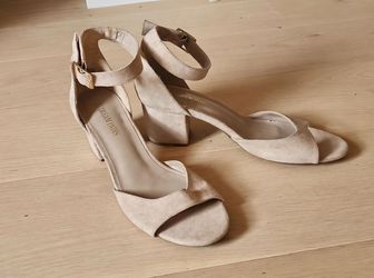 Dream Pairs Women's Size 11 Nude Suede Block Heels - Ankle Strap - Like New