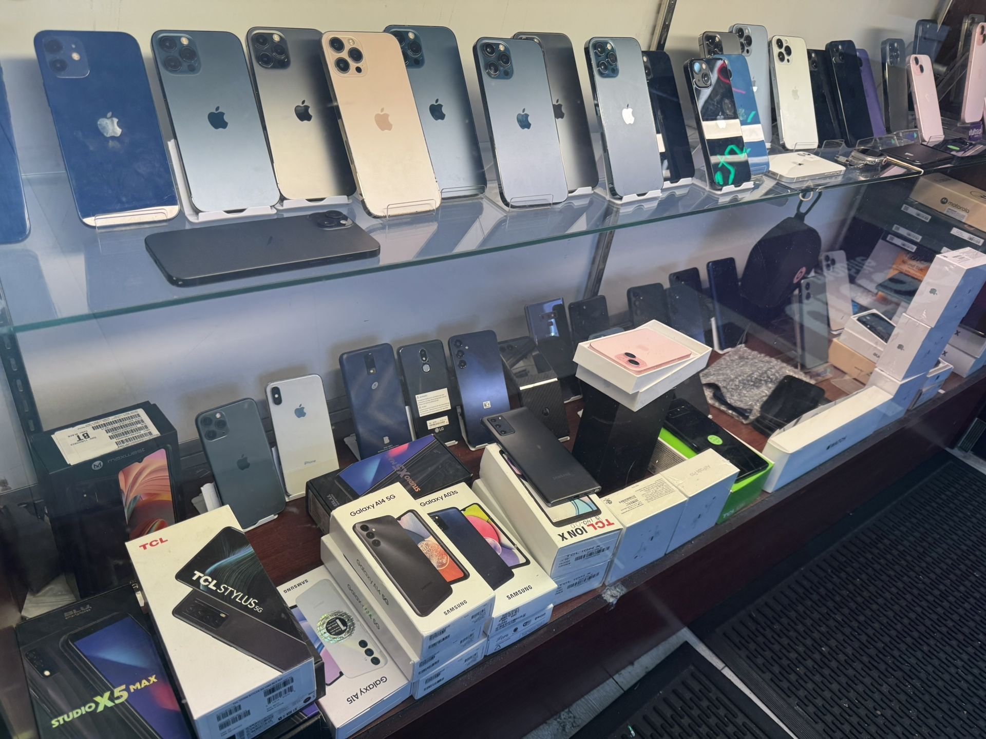 Unlocked Iphone And Samsung