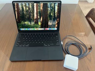 13” Macbook Air M3/24GB RAM/512GB SSD Laptop with Power Adapter