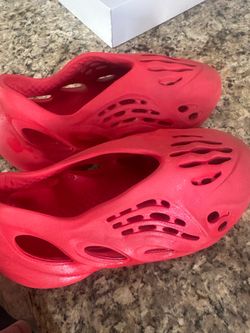 Kidz Yeezy foam runners size youth 4 red