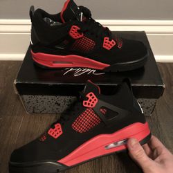 Red Thunder 4s Size 8 Men’s Sneakers