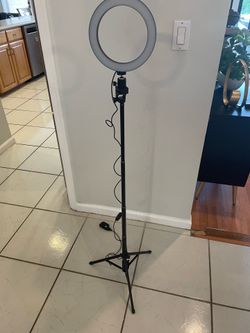 Ring light with tripod