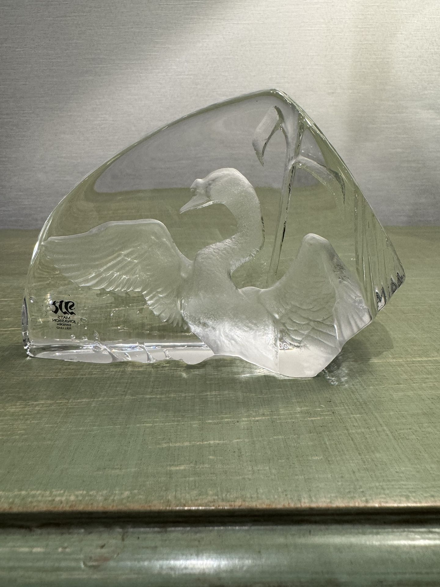 Mats Jonasson Lead Crystal Swan Paperweight 