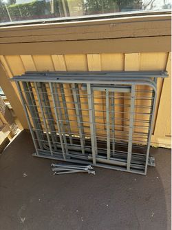 Queen size bed platform
