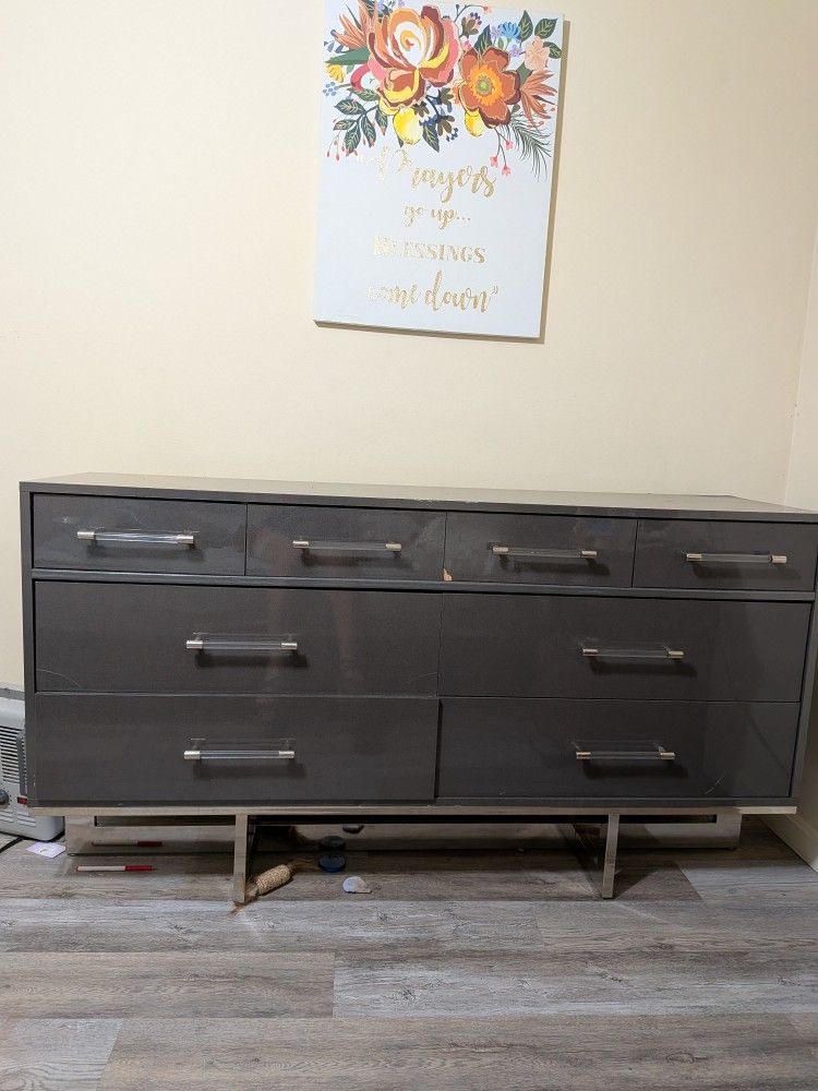 Modern 8-Drawer Dresser – Sleek Gray