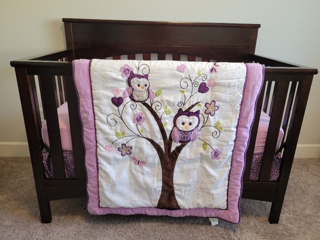 Delta 4-in-1 crib w/ Sealy Mattress/Protector & Conversion Kit