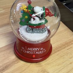 Gemmy Snoopy Snow ride Singing Christmas Snow globe