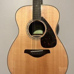 acoustic Yamah Guitar