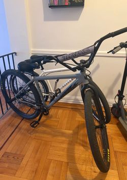 Gray bike – Haro Flightline Elite