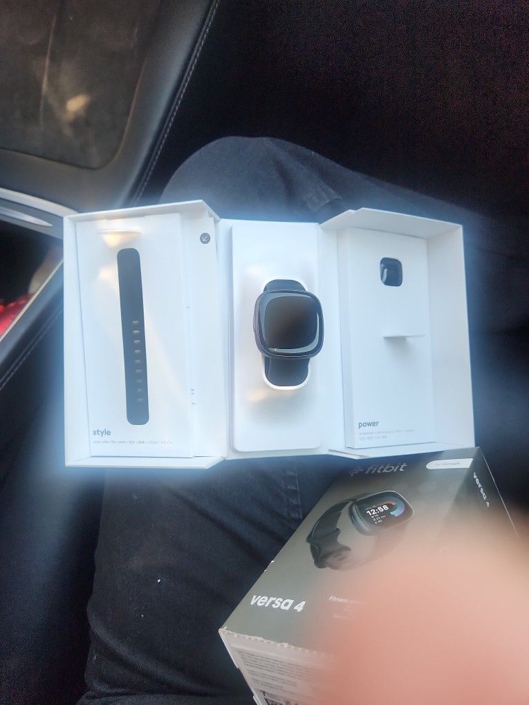 VERSA 4 FITBIT SMARTWATCH