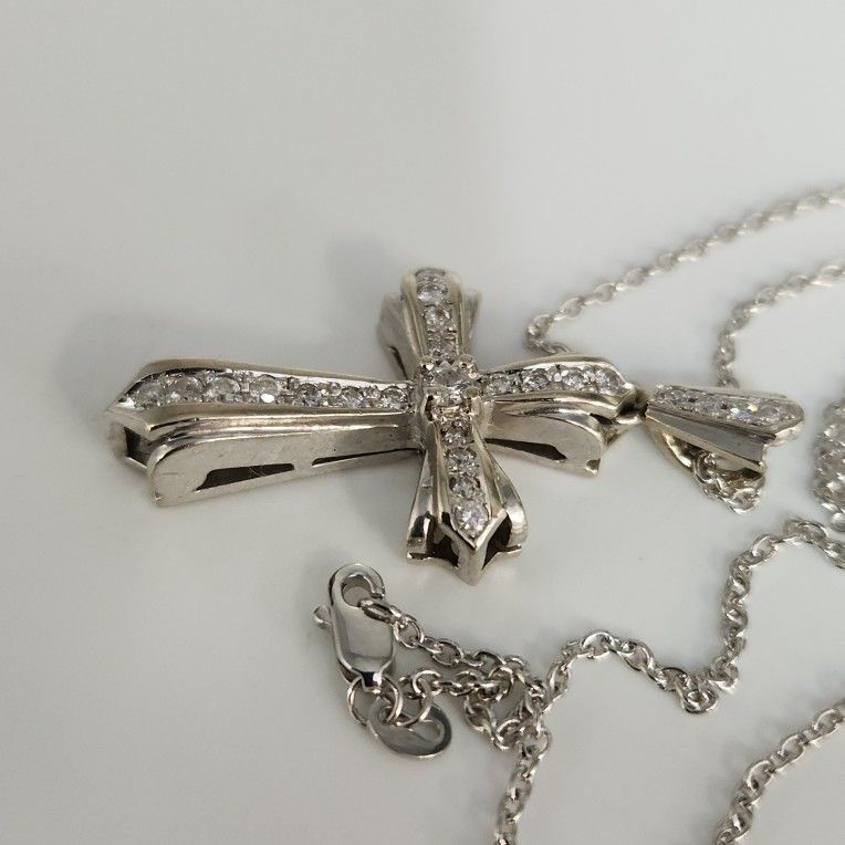 Luxury 14 K White Gold Diamond Cross Pendant Necklace 18