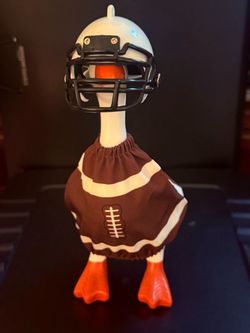 Desktop Goose w/Foitball Outfit