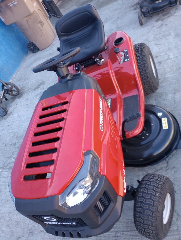 Pony 42 in. 15.5 HP Briggs and Stratton 7-Speed Manual Drive Gas Front Engine Riding Lawn Tractor
(561)