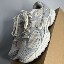 Nike V5 Sz 7.5 Men Sz 9 Women