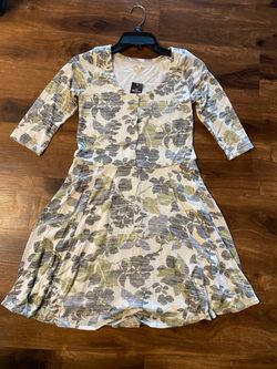 Brand New Woman’s Hollister brand White Floral Dress Up for Sale