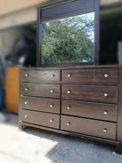 8 drawer dresser w/mirror