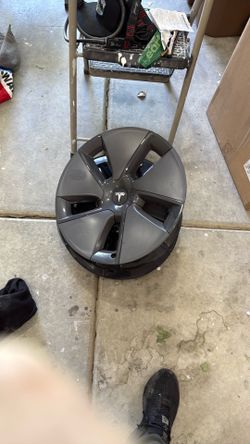 Tesla hubs 2023 like new