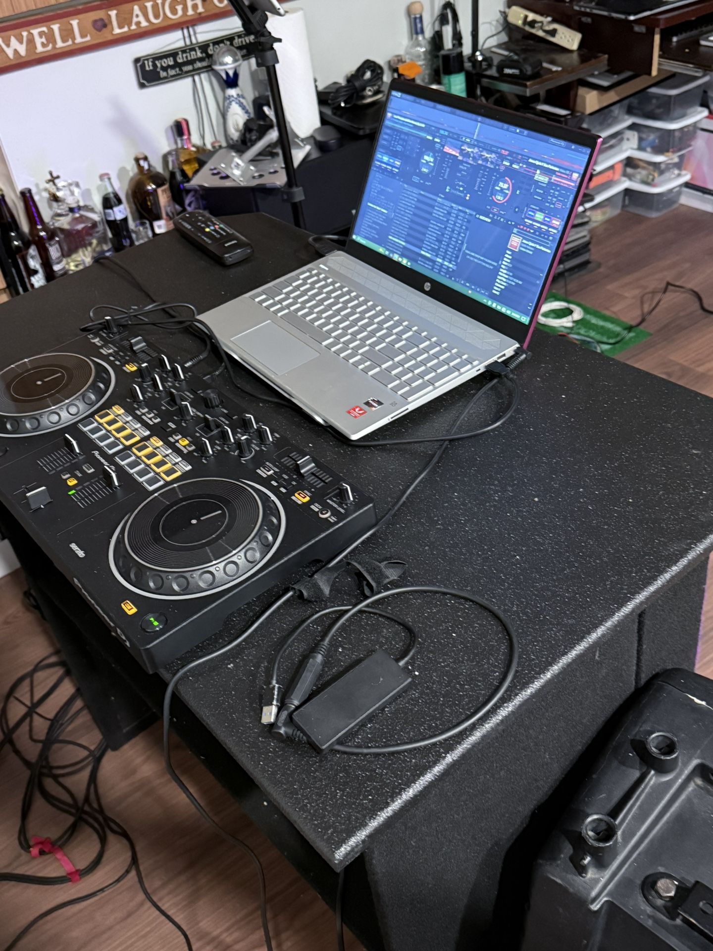Laptop con Virtual DJ Controlador Con Musica Mixes Videos Y Kai