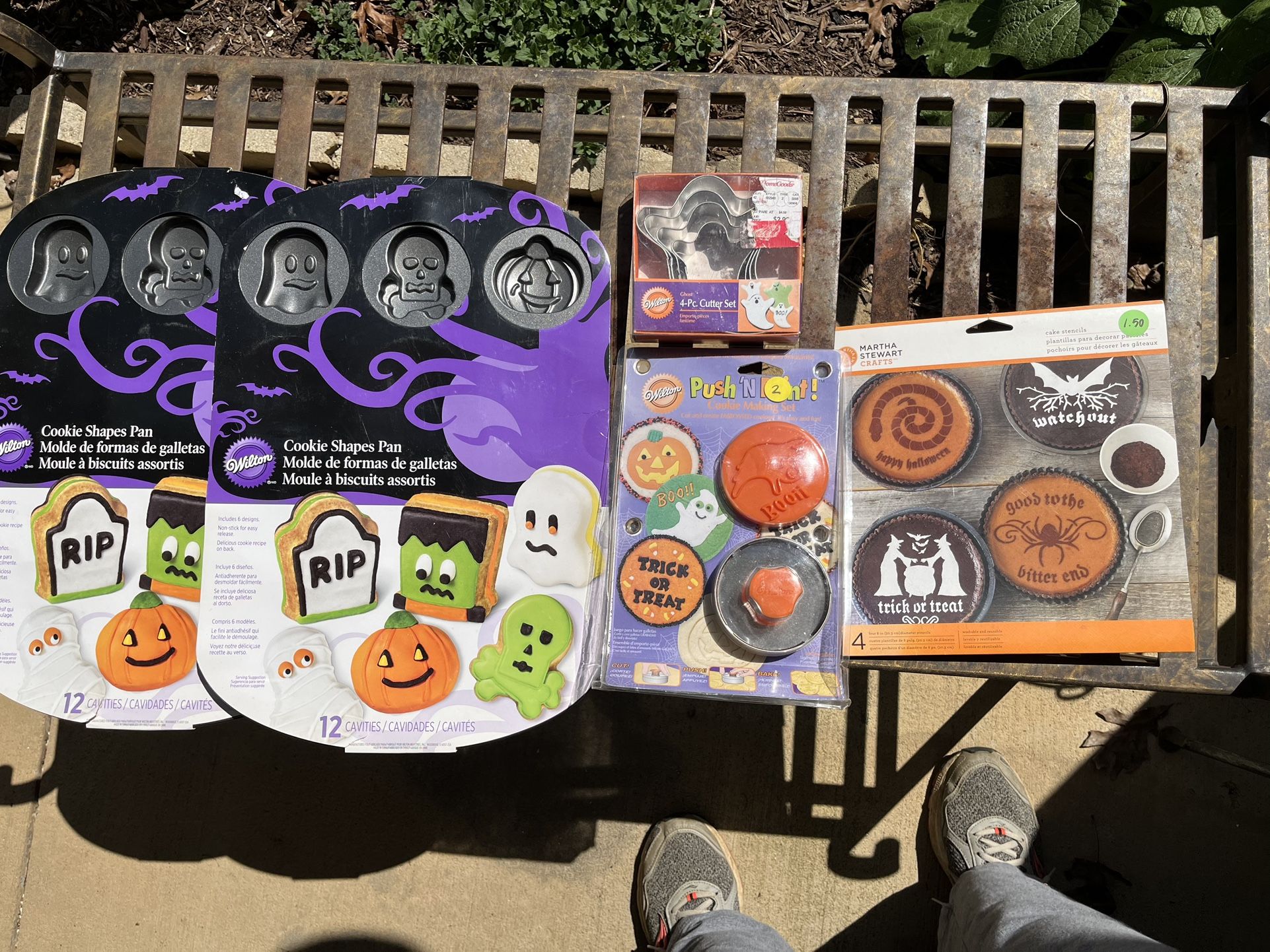 Wilton Halloween Cookie Shape pans (2). Ghost Cookie Cutters