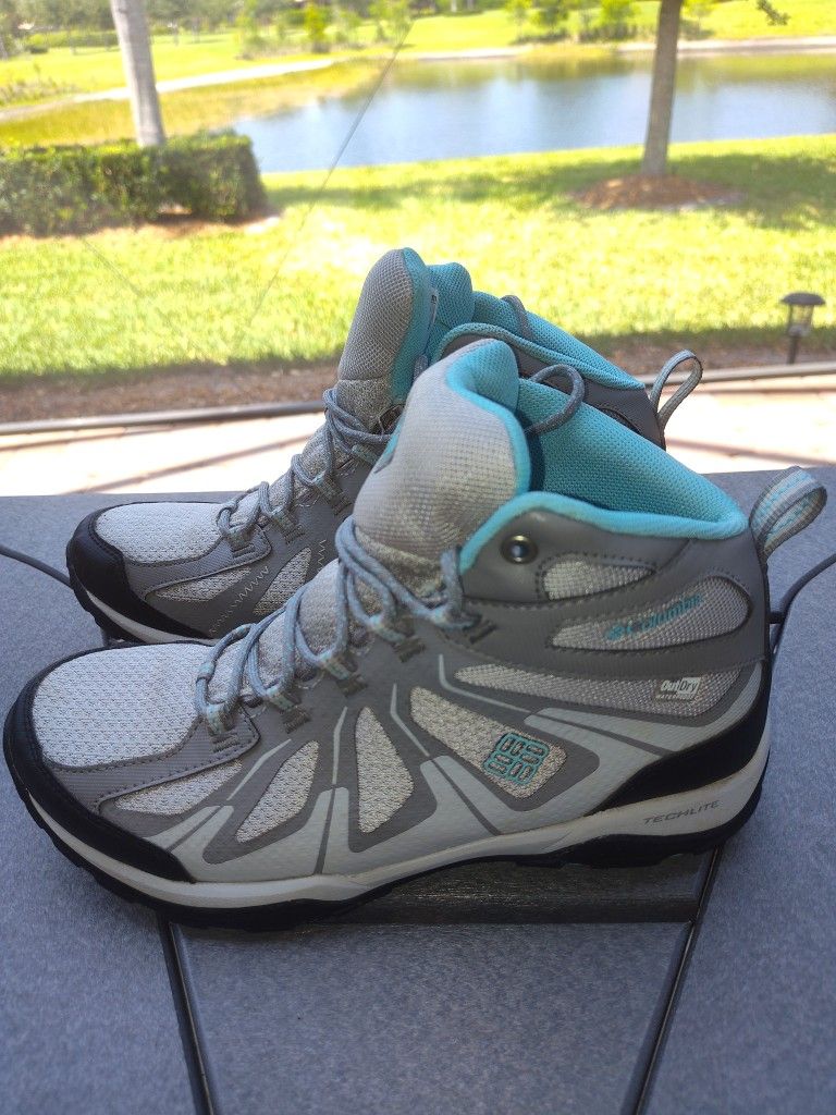 Columbia Women's Grove Heights Mid Hiking Boot Size 8