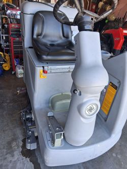 ADVANCE ADVENGER RIDER 28" SCRUBBER
