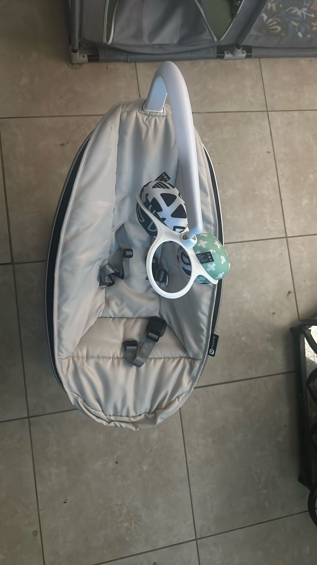 4 moms MamaRoo 2024- Like New