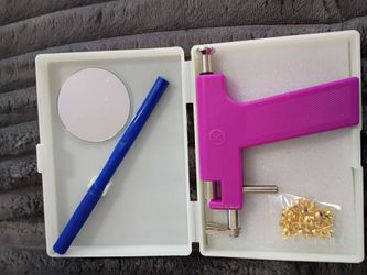 Ear piercing gun
