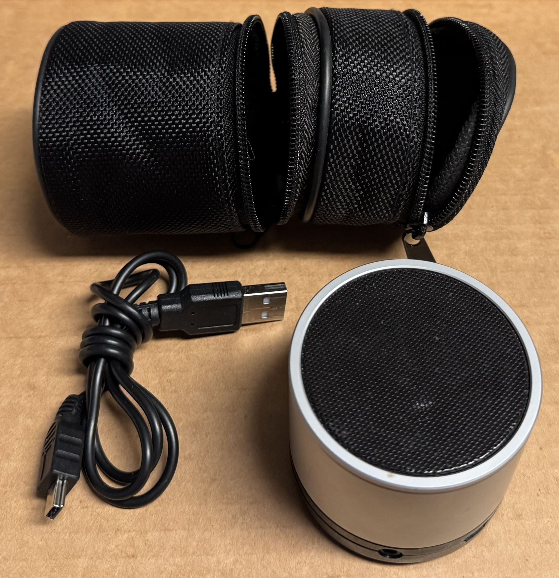 🔊 BlueRock Bluetooth Portable Speaker, Custom Zipper Case, USB Power Cable (new)