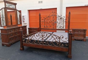 Kng Sz Bd St With Base Good Condition